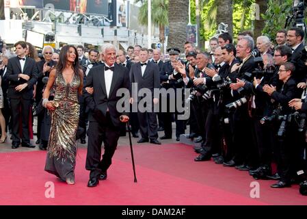 Schauspieler Jean-Paul Belmondo und seine Freundin Barbara Gandolfi besuchen Sie die Premiere von "Der Biber" auf der 64. Internationalen Filmfestspiele von Cannes am Palais des Festivals in Cannes, Frankreich, am 17. Mai 2011. Foto: Hubert Boesl Stockfoto