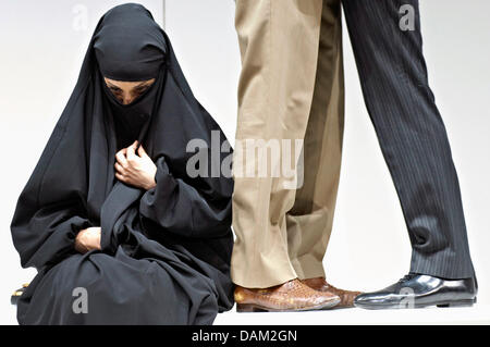 Ein Handout Datei Bild vom 14. Mai 2011 zeigt Schauspielerin Meriam Abbas Proben mit einer Burka für das Theaterstück "Ursprung der Welt" auf dem Schauspiel (Theater) in Hannover. Das Thema des Stückes ist die Ganzkörper-verschleierte Kleidungsstück für muslimische Frauen. Foto: Katrin Ribbe Stockfoto