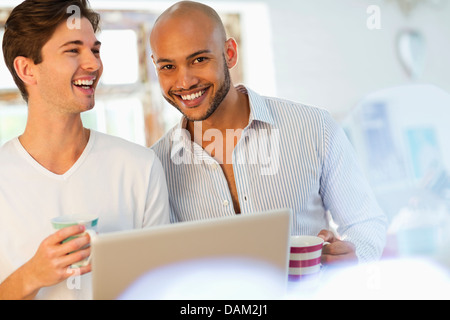 Männer, die zusammen Kaffee Stockfoto