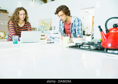 Paar erholsame zusammen in der Küche Stockfoto