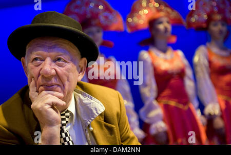 Russischen Clown Oleg Popov spricht während einer Pressekonferenz für seine Jubiläums-Tournee mit der russischen Staatszirkus in Berlin, Deutschland, 18. Mai 2011. Das erste Gastspiel in Berlin wird am 20. Mai 2011 stattfinden. Foto: Britta Pedersen Stockfoto