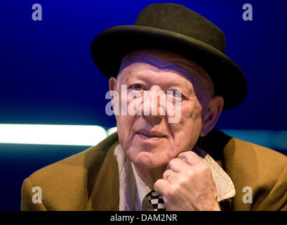 Russischen Clown Oleg Popov spricht während einer Pressekonferenz für seine Jubiläums-Tournee mit der russischen Staatszirkus in Berlin, Deutschland, 18. Mai 2011. Das erste Gastspiel in Berlin wird am 20. Mai 2011 stattfinden. Foto: Britta Pedersen Stockfoto