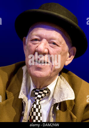 Russischen Clown Oleg Popov spricht während einer Pressekonferenz für seine Jubiläums-Tournee mit der russischen Staatszirkus in Berlin, Deutschland, 18. Mai 2011. Das erste Gastspiel in Berlin wird am 20. Mai 2011 stattfinden. Foto: Britta Pedersen Stockfoto