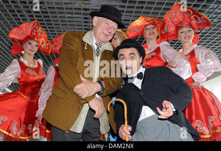 Russischen Clown Oleg Popov posiert mit darstellenden Künstlern während einer Pressekonferenz für seine Jubiläums-Tournee mit der russischen Staatszirkus in Berlin, Deutschland, 18. Mai 2011. Das erste Gastspiel in Berlin wird am 20. Mai 2011 stattfinden. Foto: Britta Pedersen Stockfoto