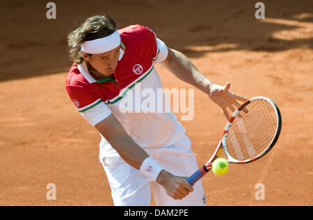 Russische Tennisspielerin Igor Andreev spielt während eines doppelten Spiels Tennis World Team Cup mit Zimonjic/Troicki aus Serbien gegen die russische Mannschaft Andreev/Tursunov (Russland) im Rochusclub in Düsseldorf, 18. Mai 2011. Foto: VICTORIA BONN-MEUSER Stockfoto