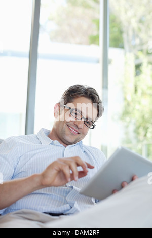 Mann mit Tablet-PC auf sofa Stockfoto