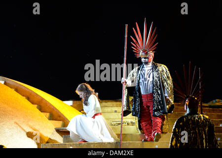 Sopranistin Gisela Stille (L) in der Rolle der Pamina führt eine Szene aus der Oper "Die Zauberflöte" von Wolfgang Amadeus Mozart während einer Foto-Probe auf der schwimmenden Bühne "Seebuehne" Theatersaal in Bregenz, Deutschland, 12. Juli 2013. Die Oper Premieren bei den Bregenzer Festspielen am 17 Juli-203. Foto: Felix Kaestle Stockfoto