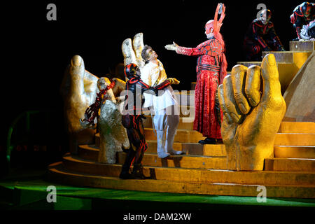 Tenor Sänger Rainer Trost in der Rolle des Tamino (2 L) und Bass-Sänger Alfred Reiter in der Rolle des Sarastro (C) in einem roten Kleid gekleidet ausführen eine Szene aus der Oper "Die Zauberflöte" von Wolfgang Amadeus Mozart während einer Foto-Probe auf der schwimmenden Bühne "Seebuehne" Theatersaal in Bregenz, Deutschland, 12. Juli 2013. Die Oper Premieren bei den Bregenzer Festspielen am 17 Juli-203. Foto: Felix Kaestle Stockfoto