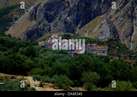 Blick auf das kleine Dorf Isnello in den Monti Madonie, Provinz von Palermo, Sizilien, Sicilia, Italien, Italia Stockfoto