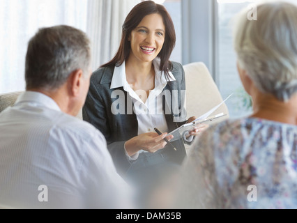 Finanzberater im Gespräch mit Kunden im Büro Stockfoto