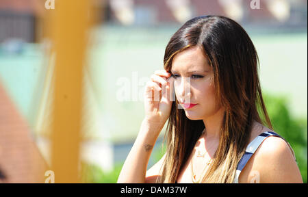 US-Schauspielerin Ashley Tisdale posiert auf einem Dach eines Hotels in München, 19. Mai 2011. Tisdale präsentiert ihren neuen Film "Sharpays fabelhafte Abenteuer", das auf dem Disney Channel im Oktober 2011 vorgestellt wird. Foto: Marc Müller Stockfoto