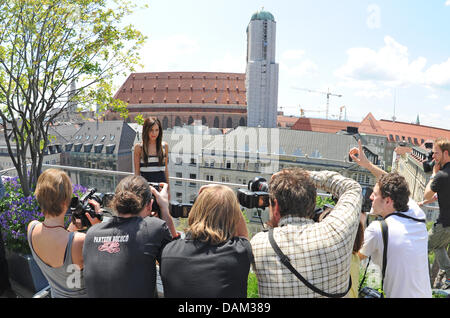 US-Schauspielerin Ashley Tisdale posiert für Fotografen auf einem Dach eines Hotels in München, 19. Mai 2011. Tisdale präsentiert ihren neuen Film "Sharpays fabelhafte Abenteuer", das auf dem Disney Channel im Oktober 2011 vorgestellt wird. Foto: Daniel Kalker Stockfoto