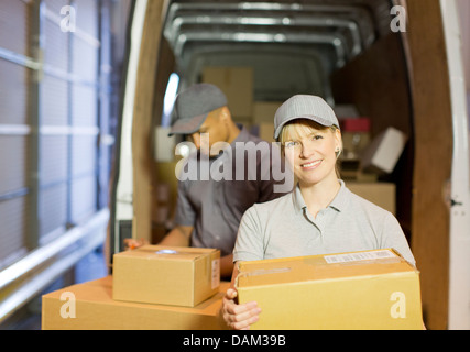 Lieferung Menschen laden Boxen in van Stockfoto