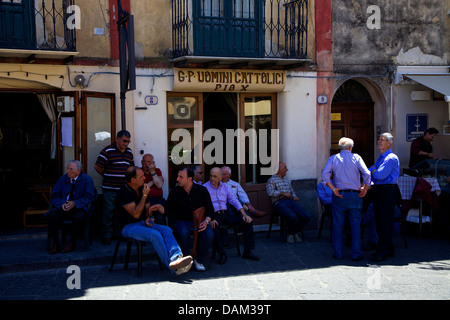 Blick auf das kleine Dorf Castelbuono in den Monti Madonie, Provinz von Palermo, Sizilien, Sicilia, Italien, Italia Stockfoto