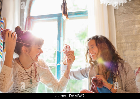 Frauen spielen mit Garn zusammen Stockfoto