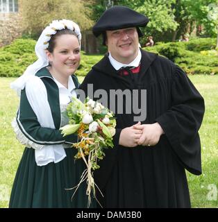 Das diesjährige "Luther paar', Studentin, die als Katharina von Bora und Reiseleiter Torsten Lange, Franziska Kuehnemann gekleidet steht an der Schlosskirche in Lutherstadt Wittenberg, Deutschland, 19. Mai 2011. Beide waren, wie Martin Luther (1483-1546), geboren in Eisleben. Nach der Student bezieht sie direkt auf Luther in der 15. Generation. Das diesjährige "Luthers Hochzeit" Messe findet pl Stockfoto