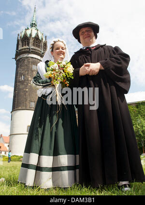 Das diesjährige "Luther paar', Studentin, die als Katharina von Bora und Reiseleiter Torsten Lange, Franziska Kuehnemann gekleidet steht an der Schlosskirche in Lutherstadt Wittenberg, Deutschland, 19. Mai 2011. Beide waren, wie Martin Luther (1483-1546), geboren in Eisleben. Nach der Student bezieht sie direkt auf Luther in der 15. Generation. Das diesjährige "Luthers Hochzeit" Messe findet pl Stockfoto