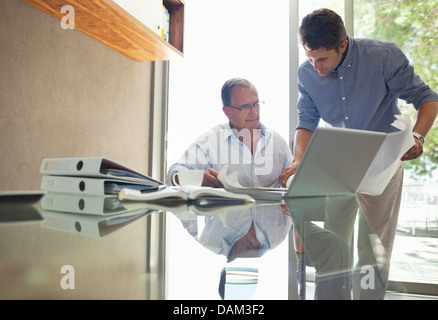 Älteren und jüngeren Mann an der Rezeption sprechen Stockfoto