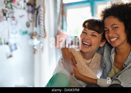 Frauen im Schlafzimmer umarmt Stockfoto