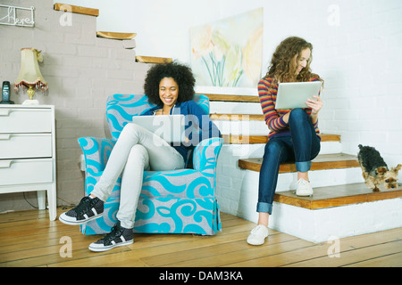 Entspannen Sie sich zusammen auf Schritte Frauen Stockfoto