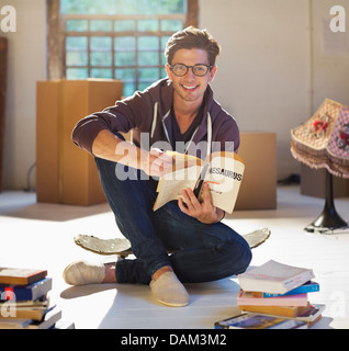 Mann liest im neuen Zuhause Stockfoto