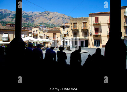 Blick auf das kleine Dorf Castelbuono in den Monti Madonie, Provinz von Palermo, Sizilien, Sicilia, Italien, Italia Stockfoto