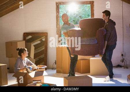 Freunde, die bewegliche Möbel im neuen Zuhause Stockfoto