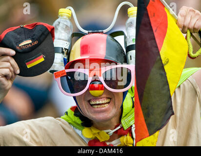 Ein Fan jubelt auf Deutschlands Philipp Kohlschreiber während des Spiels gegen Juschni aus Russland während des World Team Cup Blue Group-Spiels Deutschland vs. Russland bei den Rochusclub in Düsseldorf, 20. Mai 2011. Foto: Victoria Bonn-Meuser Stockfoto