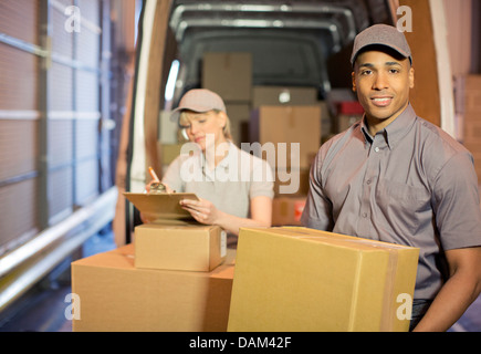 Lieferung Menschen laden Boxen in van Stockfoto