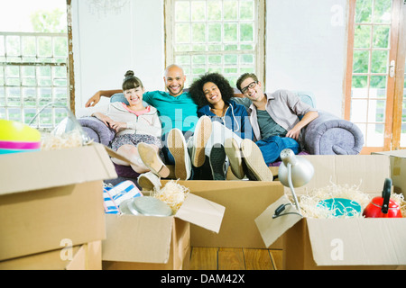 Freunde, die gemeinsam im neuen Zuhause entspannen Stockfoto