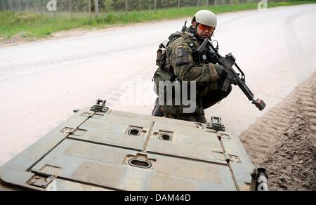 Eine Bundeswehr-Soldat kniet auf der Luke von einem Marder bewaffnet persönlichen Träger in einem Kampf Schulungszentrum (GUEZ) in der Nähe von Letzingen, Deutschland, 12. Mai 2011. GUEZ Soldaten sind unter nahezu realen Bedingungen ausgebildet und Übungen werden durchgeführt mit ISAF Partner zusammen mit der Zusammenarbeit der afghanischen Sicherheitskräfte. Foto: Maurizio Gambarini Stockfoto