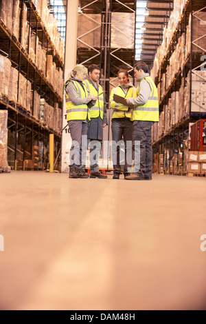 Arbeiter im Lager sprechen Stockfoto