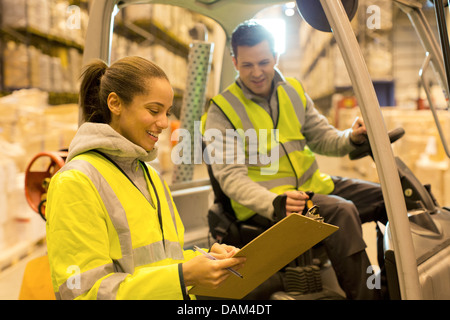 Arbeiter im Lager sprechen Stockfoto