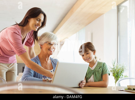 Drei Generationen von Frauen mit Tablet-PC Stockfoto
