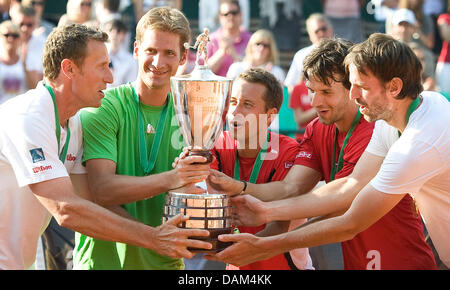 Deutschlands Team, Team captain Patrick Kuehnen, Florian Mayer, Philipp Kohschreiber, Philipp Petzschner und Christopher Kas erhalten den Pokal als Sieger des World Team Cup nach den World Team Cup Finale match Deutschland vs. Argentinien im Rochusclub in Düsseldorf, Deutschland, 21. Mai 2011. Deutschland besiegt Argentinien 2:1 Foto: Victoria Bonn-Meuser Stockfoto