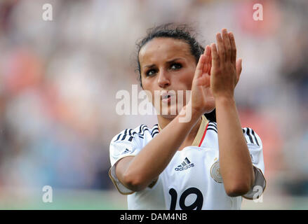Deutscher Spieler Fatmire Bajramaj Allauds die Fans nach dem Abpfiff der Fußball-freundliche match Deutschland vs. Nordkorea in Ingolstadt, Deutschland, 21. Mai 2011. Deutschland gewann 2:0. Foto: Andreas Gebert Stockfoto