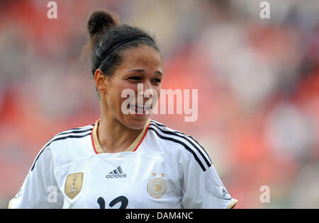 Deutscher Spieler Celia Okoyino Da Mbabi lacht nach dem Schlusspfiff des freundlichen Soccer match Deutschland vs. Nordkorea in Ingolstadt, Deutschland, 21. Mai 2011. Deutschland gewann 2:0. Foto: Andreas Gebert Stockfoto