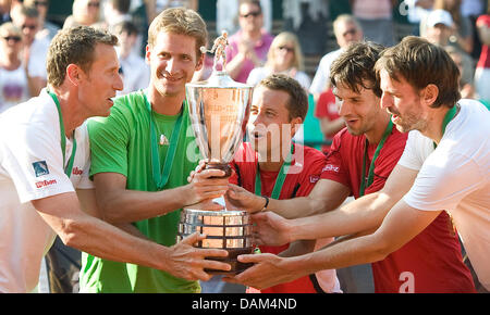 Das deutsche Team Team captain Patrick Kuehnen (L-R) und Spieler Florian Mayer, Philipp Kohlschreiber, Philipp Petzschner und Christopher Kas, hält die Trophäe des World Team Cup nach Deutschlands Sieg gegen Argentinien im Rochusclub in Düsseldorf, Deutschland, 21. Mai 2011. Deutschland schlug Argentinien 2:1. Foto: Victoria Bonn-Meuser Stockfoto