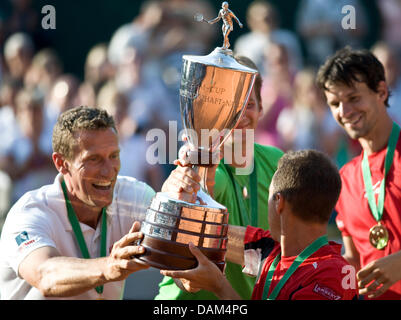 Das deutsche Team Team captain Patrick Kuehnen (L-R) und Spieler Florian Mayer, Philipp Kohlschreiber, Philipp Petzschner, hält die Trophäe des World Team Cup nach Deutschlands Sieg gegen Argentinien im Rochusclub in Düsseldorf, Deutschland, 21. Mai 2011. Deutschland schlug Argentinien 2:1. Foto: Victoria Bonn-Meuser Stockfoto