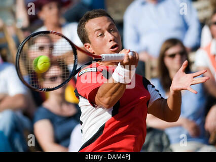 Deutschen Spieler Philipp Kohlschreiber, der gemeinsam mit Philipp Petzschner Spiel ist vom den Ball in den World Team Cup Finale Deutschland vs. Argentinien gegen Chela und Gonzalez im Rochusclub Düsseldorf, 21. Mai 2011. Foto: Victoria Bonn-Meuser Stockfoto