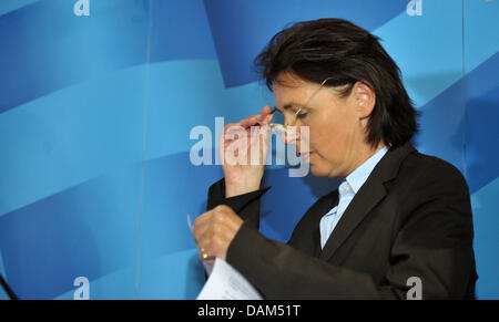 Christlich Demokratische Union (CDU) wichtigsten Kandidaten, Rita Mohr-Luellmann, Schritte auf dem Podium nach der ersten Prognose für die Landtagswahl in Bremen, Deutschland, 22. Mai 2011. Etwa 500.000 Menschen durften ihre Stimme abzugeben. Die Sozialdemokraten werden weiterhin regieren, was haben sie seit 1946 getan. Bei 06:00, sagte die Prognose, dass SPD und grüne Partei (sterben Gruene Stockfoto