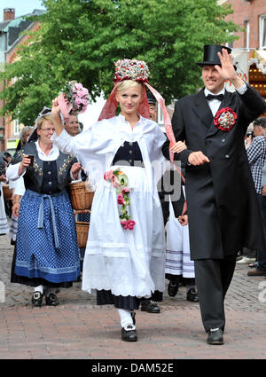 Mitglieder der Folklore-Gruppe Westerweyhe Fuß die Straßen in traditionellen Kostümen auf dem Zustand-Kostüm-Festival in Winsen, Deutschland, 22. Mai 2011. Mehr als 40 Gruppen und 1.000 Teilnehmer aus Niedersachsen trafen sich in der Stadt von der Luhe. Foto: Philipp Schulze Stockfoto