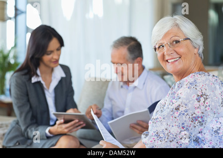 Finanzberater im Gespräch mit paar auf sofa Stockfoto