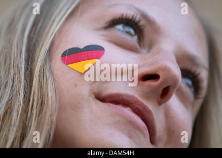 Ein weiblicher Fan trägt eine herzförmige deutscher Flagge Aufkleber auf ihre Cheak bei der internationalen Frauen Fußball-freundliche match Deutschland vs. Nordkorea in Ingolstadt, Deutschland, 21. Mai 2011. Deutschland gewann 2:0. Foto: Daniel Karmann Stockfoto
