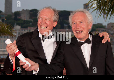 Grand Prix Preis gewinnende Regisseure ("The Kid mit A Bike') Jean-Pierre Dardenne (r) und Luc Dardenne teilnehmen Fototermin der Gewinner am Ende der 64. Internationalen Filmfestspiele von Cannes am Palais des Festivals in Cannes, Frankreich, am 22. Mai 2011. Foto: Hubert Boesl Stockfoto