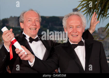 Grand Prix Preis gewinnende Regisseure ("The Kid mit A Bike') Jean-Pierre Dardenne (r) und Luc Dardenne teilnehmen Fototermin der Gewinner am Ende der 64. Internationalen Filmfestspiele von Cannes am Palais des Festivals in Cannes, Frankreich, am 22. Mai 2011. Foto: Hubert Boesl Stockfoto