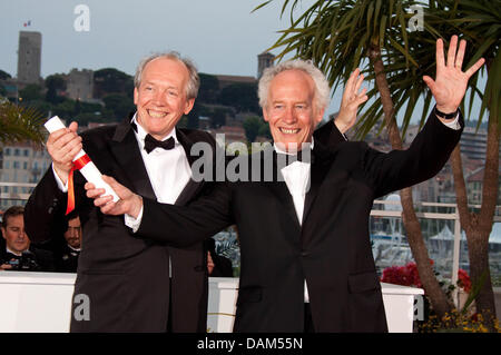 Grand Prix Preis gewinnende Regisseure ("The Kid mit A Bike') Jean-Pierre Dardenne (r) und Luc Dardenne teilnehmen Fototermin der Gewinner am Ende der 64. Internationalen Filmfestspiele von Cannes am Palais des Festivals in Cannes, Frankreich, am 22. Mai 2011. Foto: Hubert Boesl Stockfoto