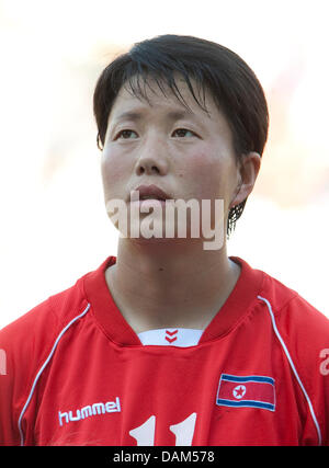 Nordkoreanische professionelle Ye Gyong Ri während die deutsche Nationalhymne vor internationalen Frauenfußball match Deutschland gegen Nordkorea in Ingolstadt, Deutschland, 21. Mai 2011. Deutschland gewann mit 2: 0. Foto: Andreas Gebert Stockfoto