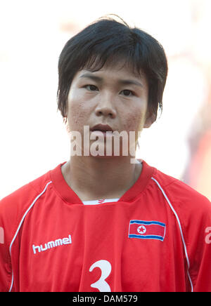 Nordkoreanische professionelle Un Byol Ho während die deutsche Nationalhymne vor internationalen Frauenfußball match Deutschland gegen Nordkorea in Ingolstadt, Deutschland, 21. Mai 2011. Deutschland gewann mit 2: 0. Foto: Andreas Gebert Stockfoto