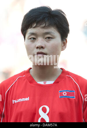 Nordkoreanische professionelle Su Gyong Kim während die deutsche Nationalhymne vor internationalen Frauenfußball match Deutschland gegen Nordkorea in Ingolstadt, Deutschland, 21. Mai 2011. Deutschland gewann mit 2: 0. Foto: Andreas Gebert Stockfoto
